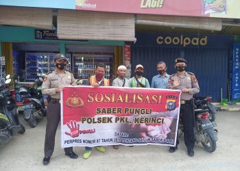 Polsek Pangkalan Kerinci Beri Sosialisasi Terkait Saber Pungli Kepada Penjaga Parkir Mandiri Swalayan