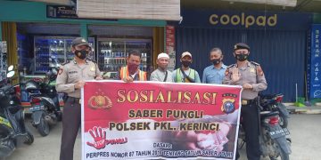 Polsek Pangkalan Kerinci Beri Sosialisasi Terkait Saber Pungli Kepada Penjaga Parkir Mandiri Swalayan
