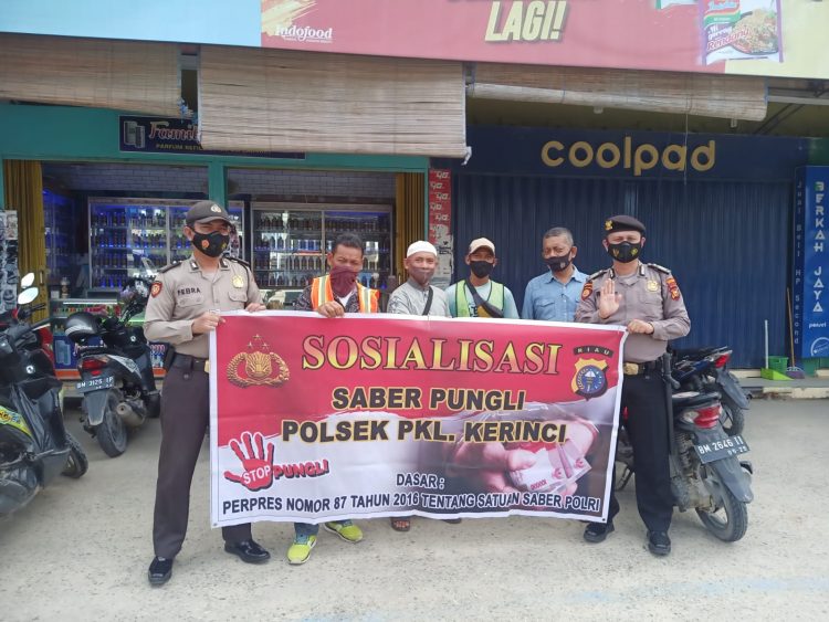 Polsek Pangkalan Kerinci Beri Sosialisasi Terkait Saber Pungli Kepada Penjaga Parkir Mandiri Swalayan