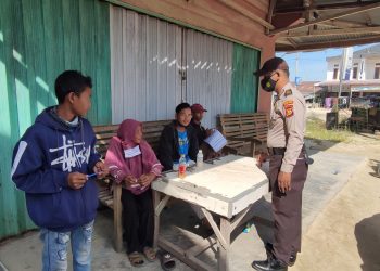 Polisi Kecamatan Langgam Pelalawan Pantau Kepatuhan Prokes Masyarakat Desa Segati