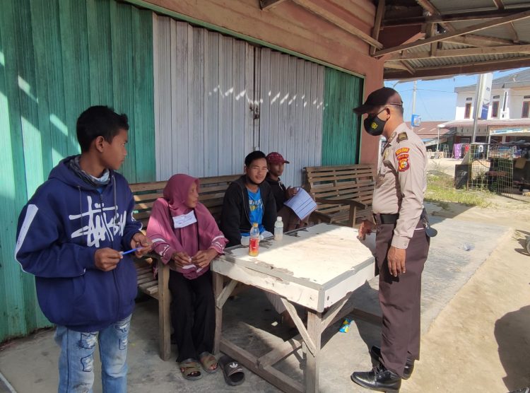 Polisi Kecamatan Langgam Pelalawan Pantau Kepatuhan Prokes Masyarakat Desa Segati