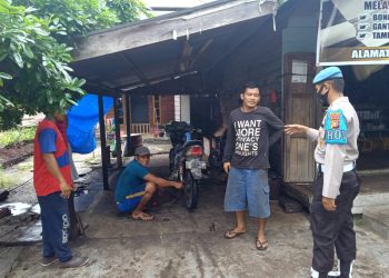 Personil Polsek Teluk Meranti Imbau Warga Pasar Patuhi Prokes