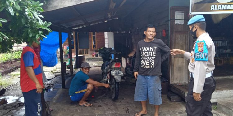 Personil Polsek Teluk Meranti Imbau Warga Pasar Patuhi Prokes