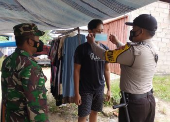 Polsek Kerumutan Bagi-bagi Masker Gratis ke Warga di Pasar Tradisional