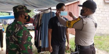 Polsek Kerumutan Bagi-bagi Masker Gratis ke Warga di Pasar Tradisional