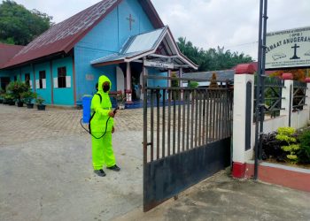 Anggota Samapta Polsek Pangkalan Kuras Semprot Disinfektan di GPIB