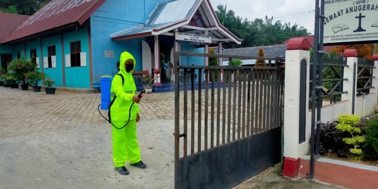 Anggota Samapta Polsek Pangkalan Kuras Semprot Disinfektan di GPIB