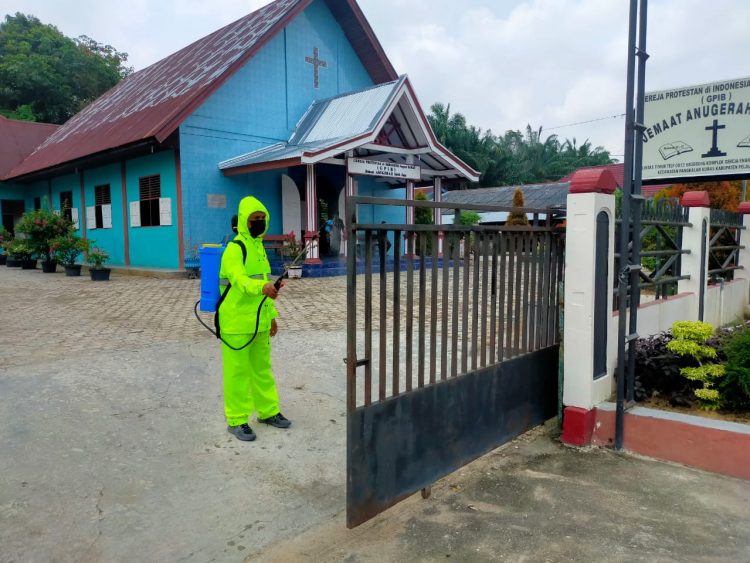 Anggota Samapta Polsek Pangkalan Kuras Semprot Disinfektan di GPIB