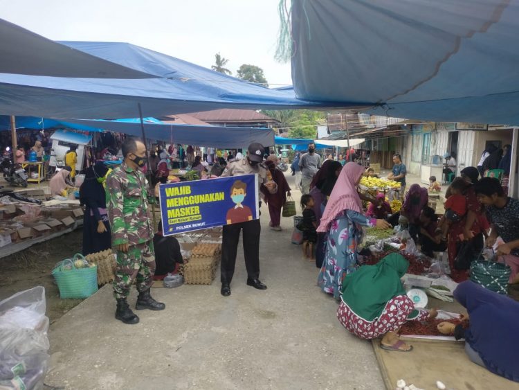 Polsek Bunut dan TNI Gelar Patroli Keamanan dan Penertiban Prokes di Pasar Minggu