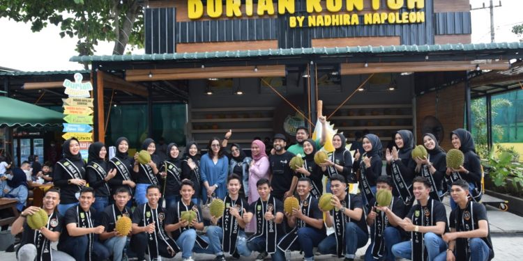 Kunjungi Durian Runtuh, Finalis Bujang Dara Riau 2021 Nikmati Level Baru Makan Durian