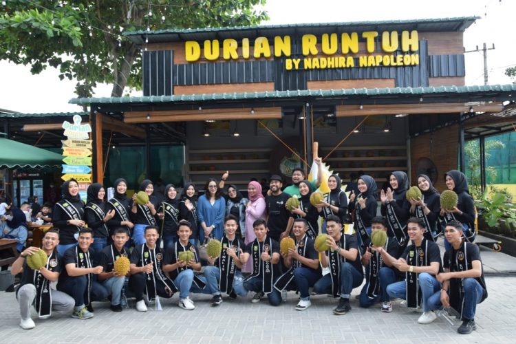 Kunjungi Durian Runtuh, Finalis Bujang Dara Riau 2021 Nikmati Level Baru Makan Durian