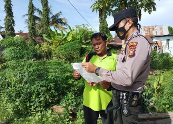 Antisipasi Karhutla, Personel Polsubsektor Pelalawan Beri Tahu Masyarakat Soal Larangan Membakar
