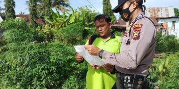 Antisipasi Karhutla, Personel Polsubsektor Pelalawan Beri Tahu Masyarakat Soal Larangan Membakar