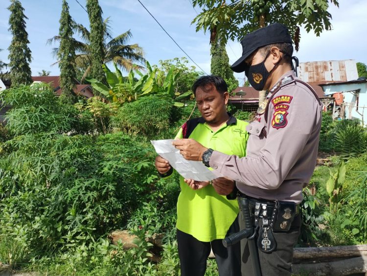 Antisipasi Karhutla, Personel Polsubsektor Pelalawan Beri Tahu Masyarakat Soal Larangan Membakar