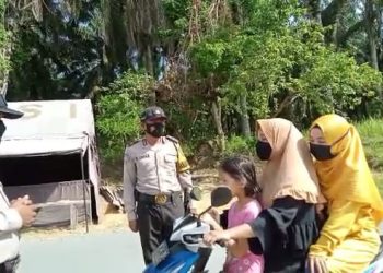 Sambangi Pengguna Jalan, Patroli Polsek Kerumutan Himbau Warga Patuhi Prokes