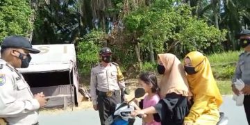 Sambangi Pengguna Jalan, Patroli Polsek Kerumutan Himbau Warga Patuhi Prokes