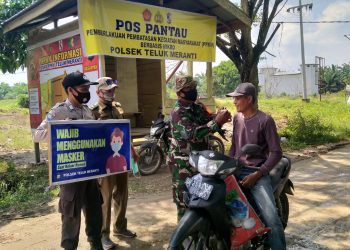 Antisipasi Covid-19, Polsek Teluk Meranti Lakukan Pengawasan Prokes di Posko PPKM