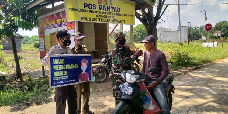 Antisipasi Covid-19, Polsek Teluk Meranti Lakukan Pengawasan Prokes di Posko PPKM