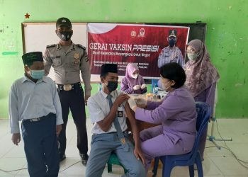 Percepat Vaksinasi Pelajar, Kapolsek Ukui Tinjau Gerai Vaksinasi di Pondok Pesantren