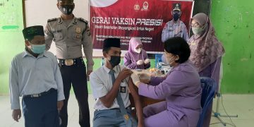 Percepat Vaksinasi Pelajar, Kapolsek Ukui Tinjau Gerai Vaksinasi di Pondok Pesantren