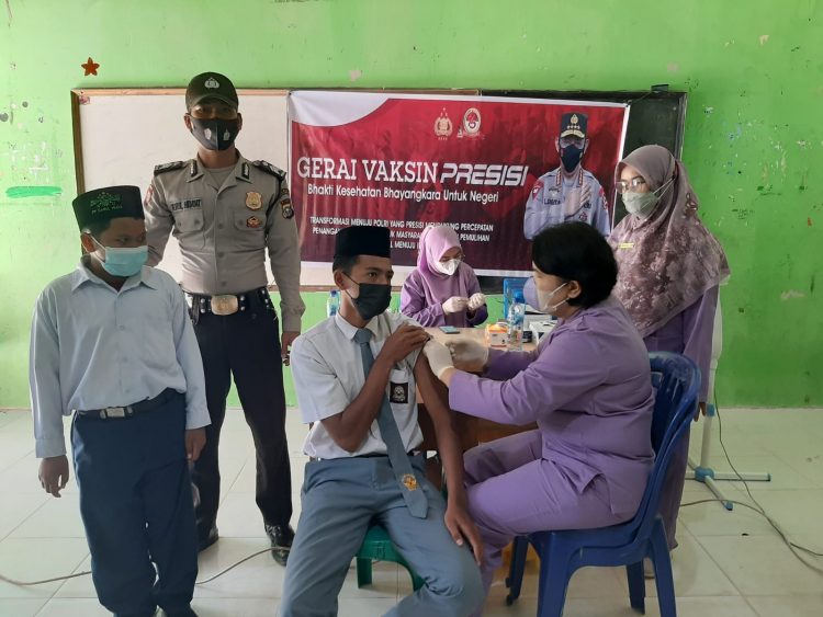 Percepat Vaksinasi Pelajar, Kapolsek Ukui Tinjau Gerai Vaksinasi di Pondok Pesantren