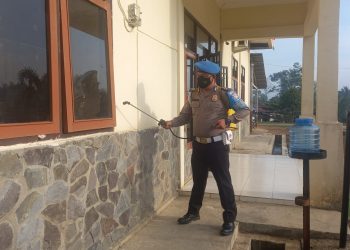 Cegah Mako dari Penularan Covid-19, Polsek Pangkalan Lesung Semprotkan Cairan Disinfektan
