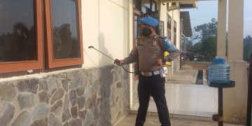 Cegah Mako dari Penularan Covid-19, Polsek Pangkalan Lesung Semprotkan Cairan Disinfektan