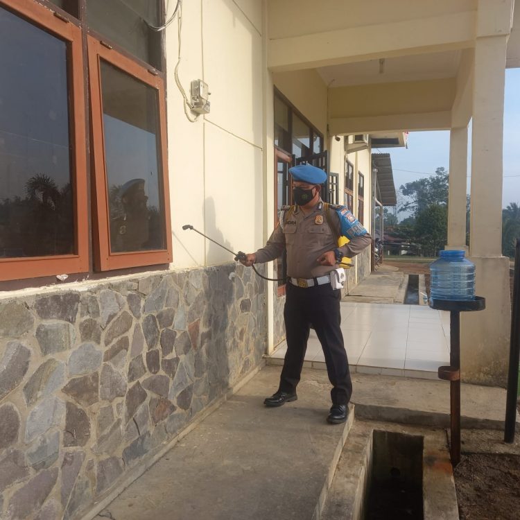 Cegah Mako dari Penularan Covid-19, Polsek Pangkalan Lesung Semprotkan Cairan Disinfektan