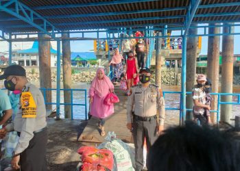 Masyarakat Mengantri di Pelabuhan, Polsek Kuala Kampar Tertibkan Penerapan Prokes