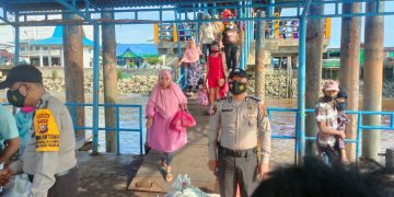 Masyarakat Mengantri di Pelabuhan, Polsek Kuala Kampar Tertibkan Penerapan Prokes