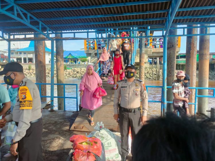 Masyarakat Mengantri di Pelabuhan, Polsek Kuala Kampar Tertibkan Penerapan Prokes