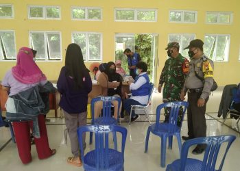 Jaga Kelancaran Vaksinasi, Polsek Ukui dan TNI Lakukan Pengamanan