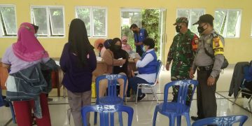 Jaga Kelancaran Vaksinasi, Polsek Ukui dan TNI Lakukan Pengamanan
