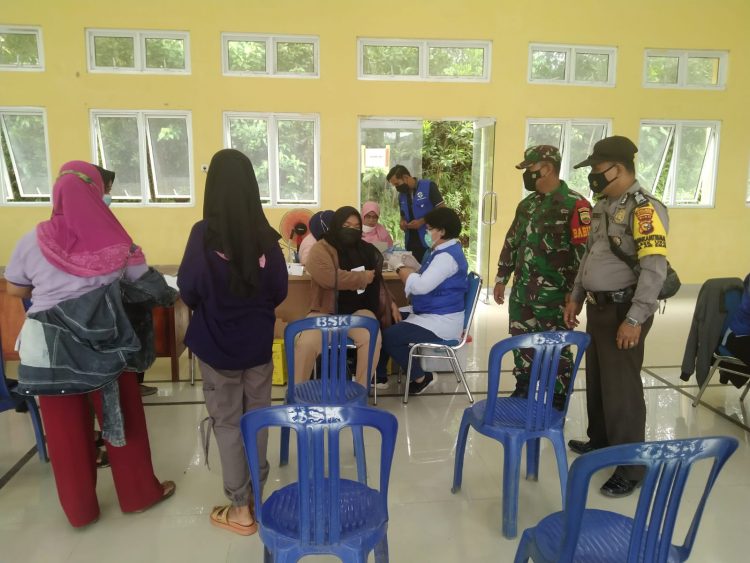 Jaga Kelancaran Vaksinasi, Polsek Ukui dan TNI Lakukan Pengamanan