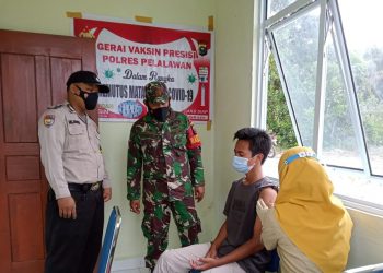 Kapolsek Kerumutan Kerahkan Personil Lakukan Pengamanan di Gerai Vaksinasi