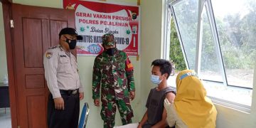 Kapolsek Kerumutan Kerahkan Personil Lakukan Pengamanan di Gerai Vaksinasi