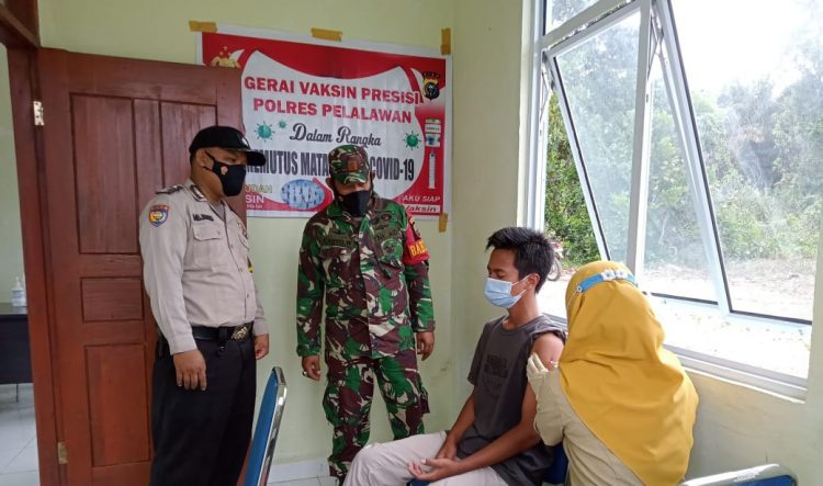 Kapolsek Kerumutan Kerahkan Personil Lakukan Pengamanan di Gerai Vaksinasi