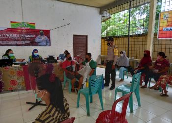 Percepatan Vaksinasi Covid-19, Polsubsektor Pelalawan dan TNI Monitor Vaksinasi di Desa Telayap