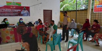 Percepatan Vaksinasi Covid-19, Polsubsektor Pelalawan dan TNI Monitor Vaksinasi di Desa Telayap