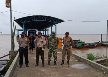 Pastikan Prokes Diterapkan, Polsek Kuala Kampar dan TNI Lakukan Pemantauan di Pelabuhan