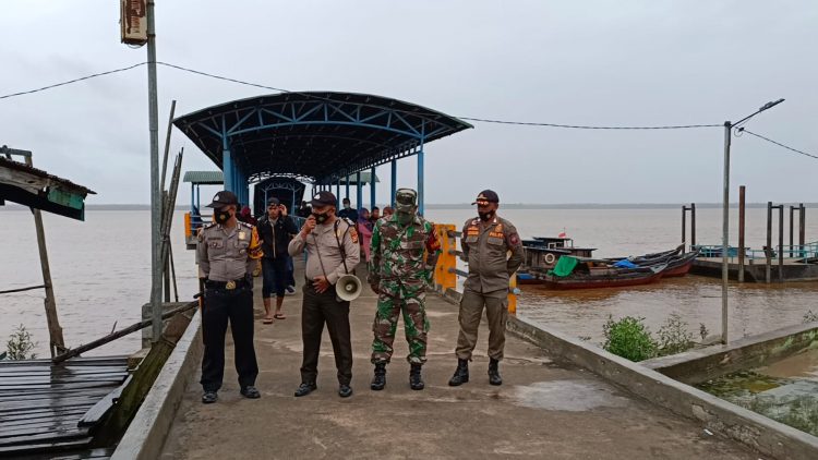 Pastikan Prokes Diterapkan, Polsek Kuala Kampar dan TNI Lakukan Pemantauan di Pelabuhan