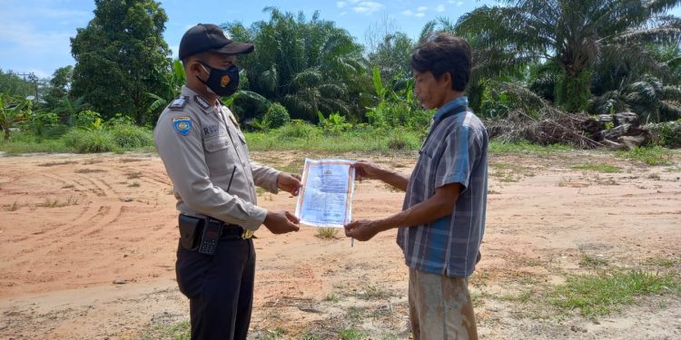 Cegah Karhutla di Tengah Pandemi, Polsubsektor Pelalawan Lakukan Sosialisasi