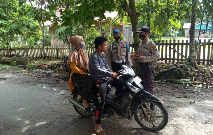 Polsek Teluk Meranti Pelalawan Sosialisasi Prokes dan Data Warga yang Tak Pakai Masker
