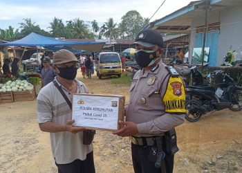 Polsek Kerumutan Bagikan Sembako Terhadap Warga Terdampak Covid-19