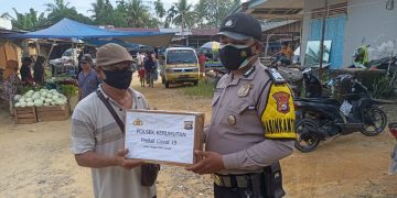 Polsek Kerumutan Bagikan Sembako Terhadap Warga Terdampak Covid-19