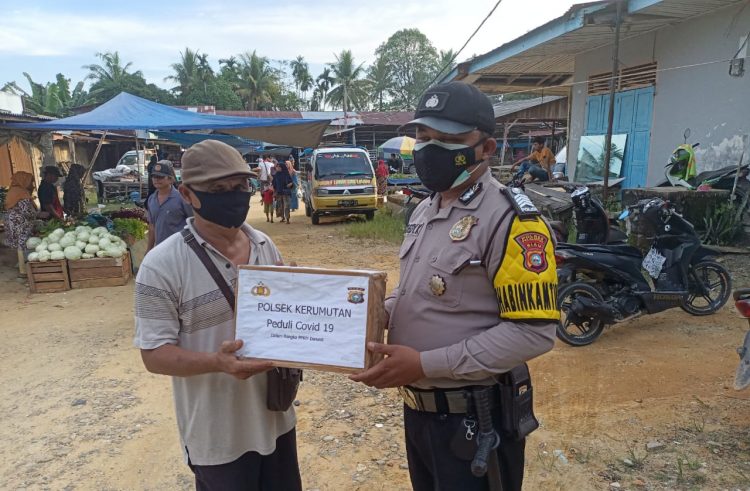 Polsek Kerumutan Bagikan Sembako Terhadap Warga Terdampak Covid-19