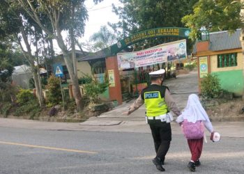 Polisi Lakukan Penertiban Lalin di Depan SDN 01 Bandar Sei Kijang Pelalawan