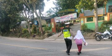 Polisi Lakukan Penertiban Lalin di Depan SDN 01 Bandar Sei Kijang Pelalawan