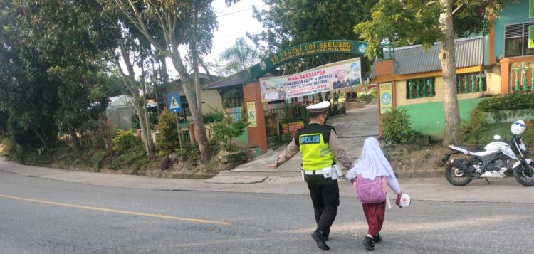 Polisi Lakukan Penertiban Lalin di Depan SDN 01 Bandar Sei Kijang Pelalawan
