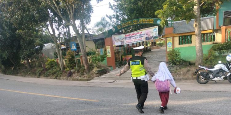 Polisi Lakukan Penertiban Lalin di Depan SDN 01 Bandar Sei Kijang Pelalawan